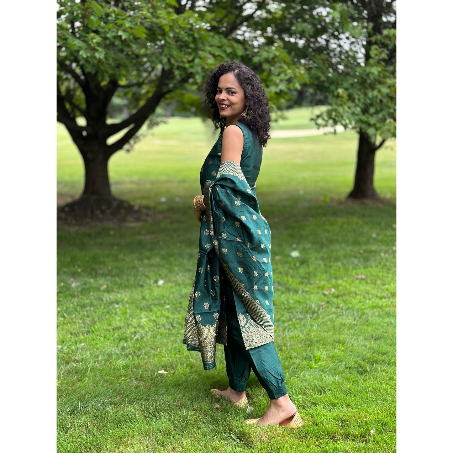 Sleeveless Green Kurta Set with Pants and Dupatta